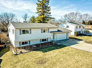 500 Birch Rd, Woodstock, IL 60098