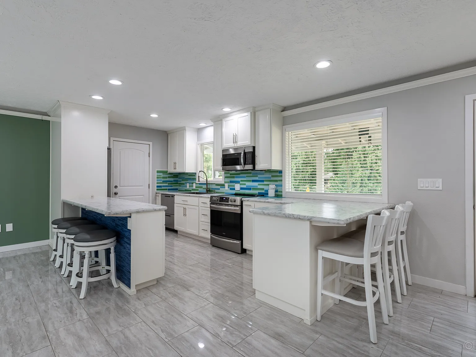 3 bed, 1032 sqft, $2,200 — Photo 4