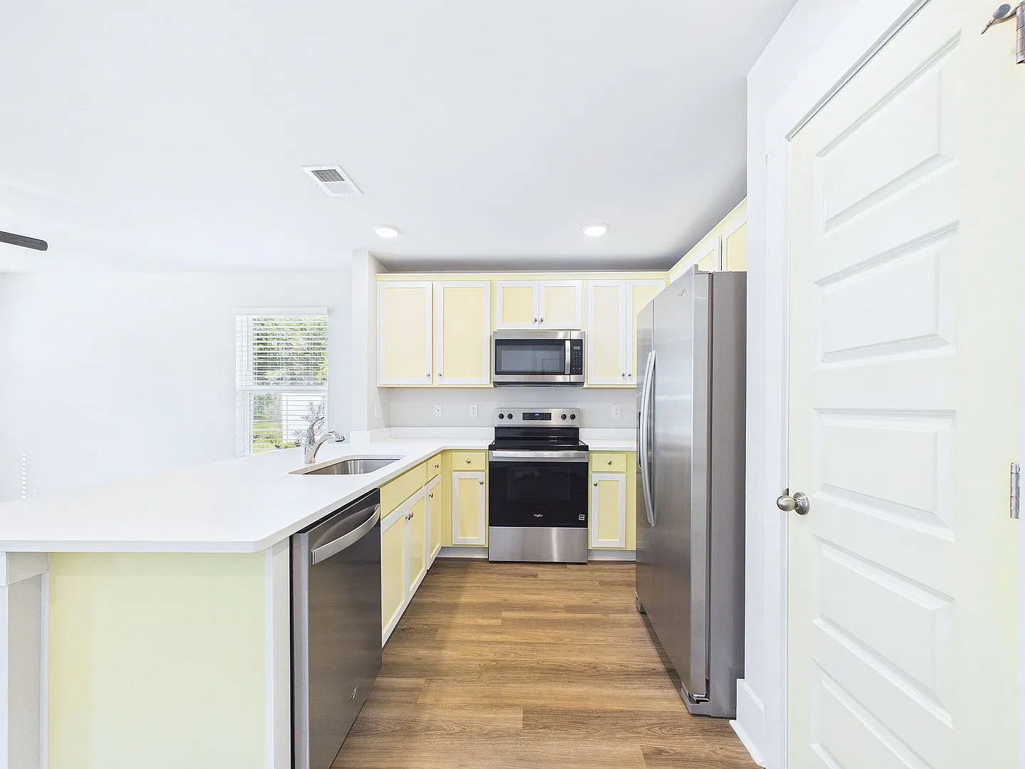 Modern 3 Bed / 2.5 Bath Townhouse with Pond Views and Community Amenities in Grayson Park — Photo 4