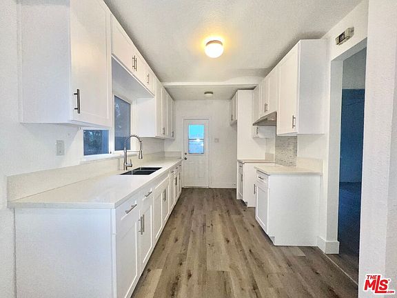 3rd image of 5590 Lemon Ave