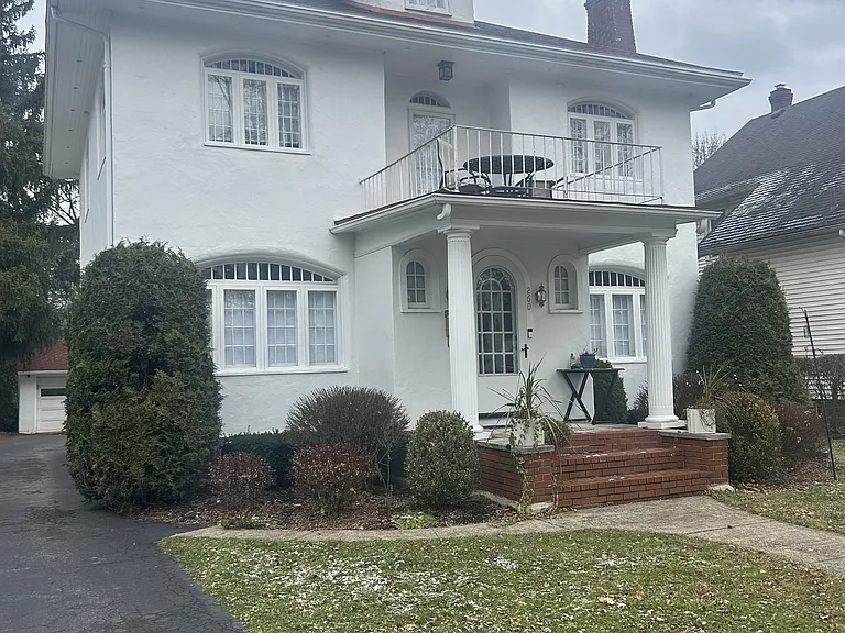 260 Fair Oaks Ave — Photo 1