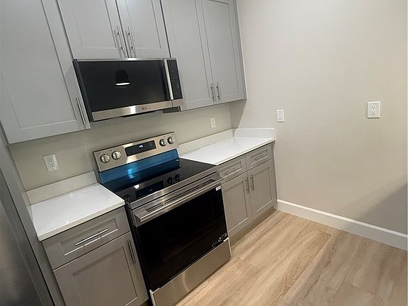 4th image of 101 Pennfield St