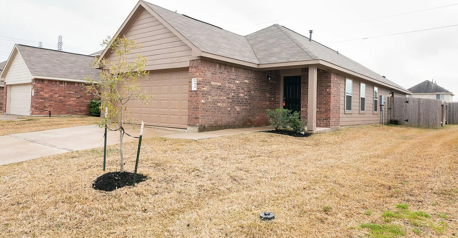 3 bed, 2.0 bath, 1407 sqft, $1,800 — Photo 1