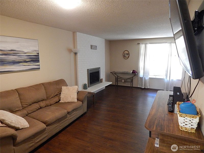 3rd image of 522 Penguin Court SE