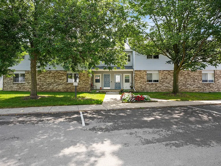 Ridge Creek Apartments — Photo 9