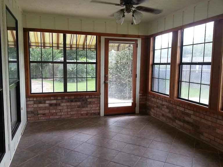 109 Greenleaf Dr — Photo 3