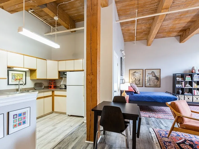 308 W 8th St #1 — Photo 31