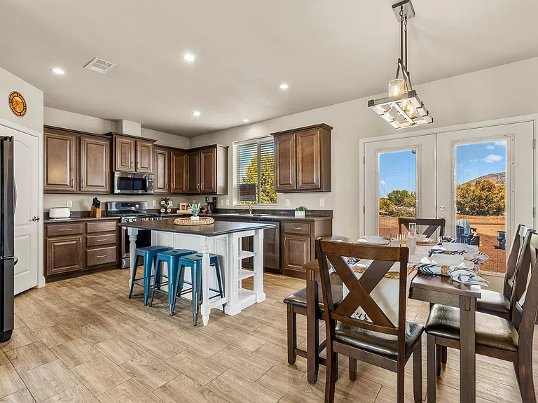 879 E Kron Dr — Photo 3