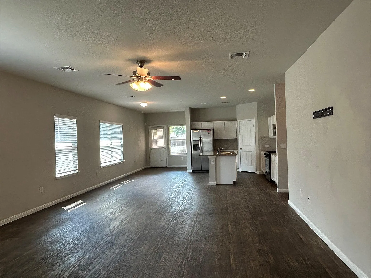 4 bed, 3.0 bath, 2313 sqft, $2,400 — Photo 2