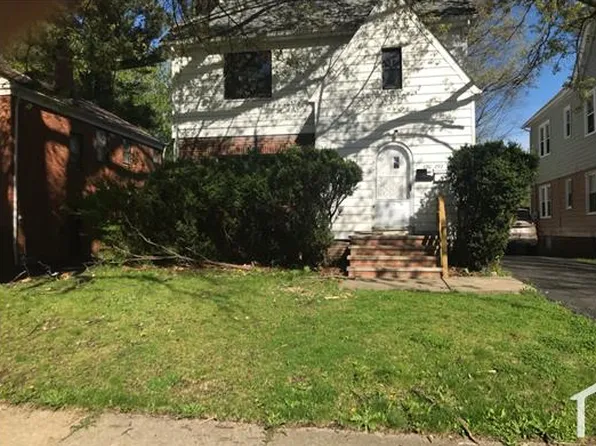 890 Eloise Dr #Up, Cleveland, OH 44112