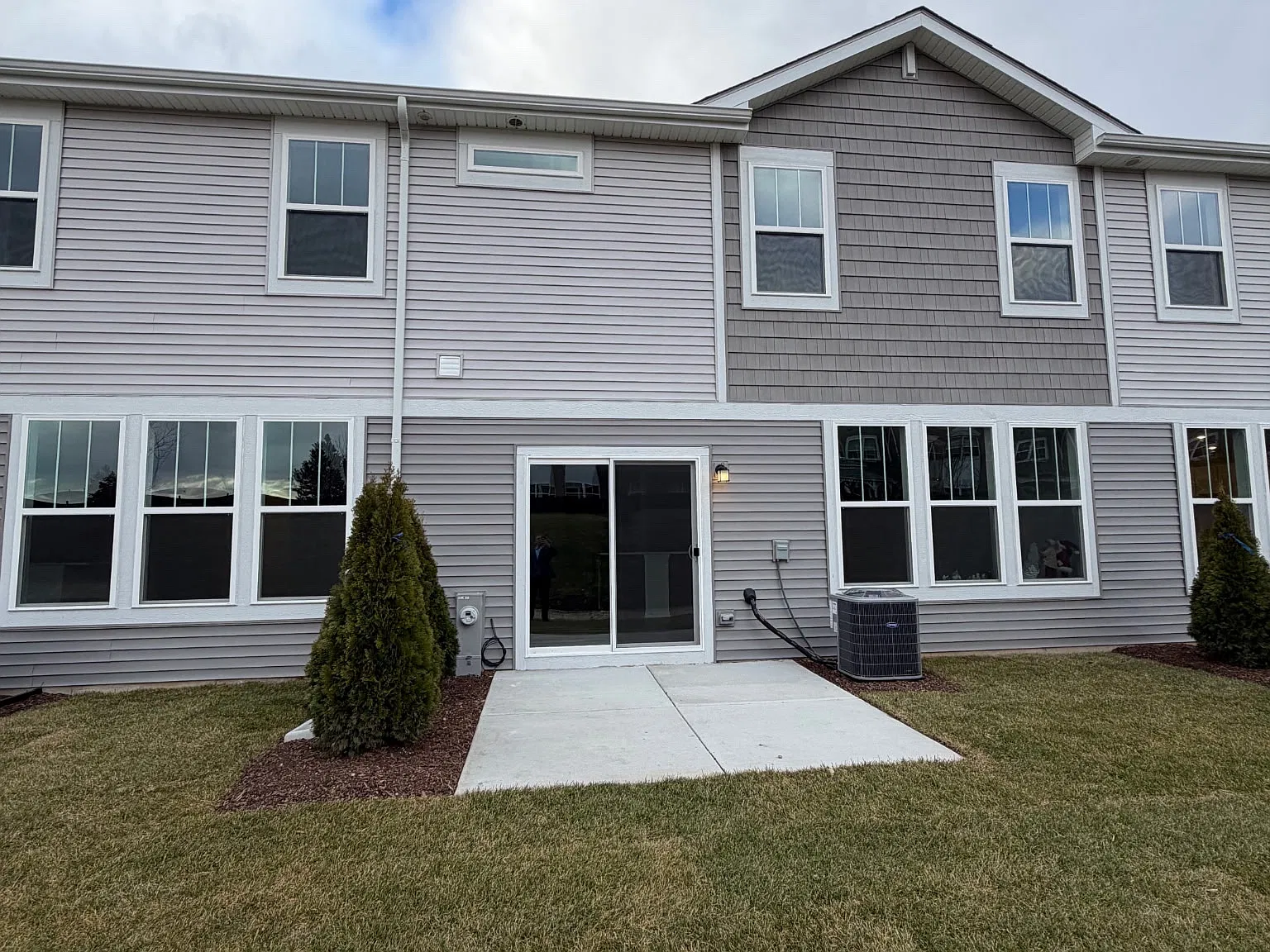 3 bed, 2.5 bath, 1840 sqft, $2,700 — Photo 2