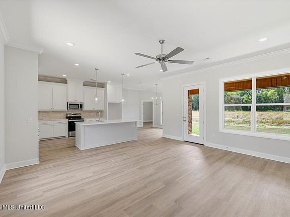 5th image of 144 Stapleton Dr