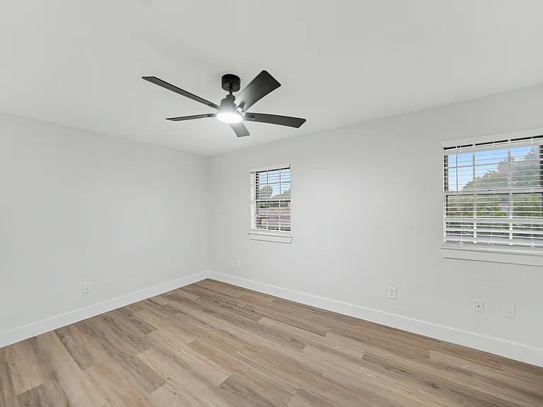 2709 Oak Cir — Photo 24