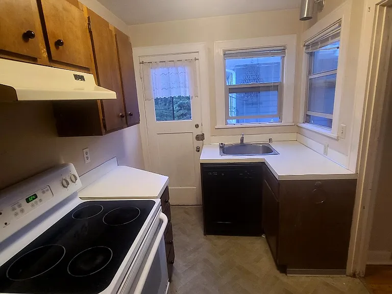 1820 E Thomas St — Photo 3