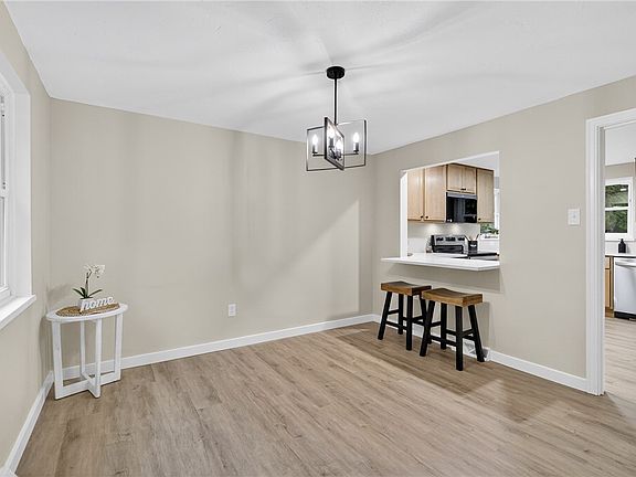 5th image of 35 Meadowbrook Ave