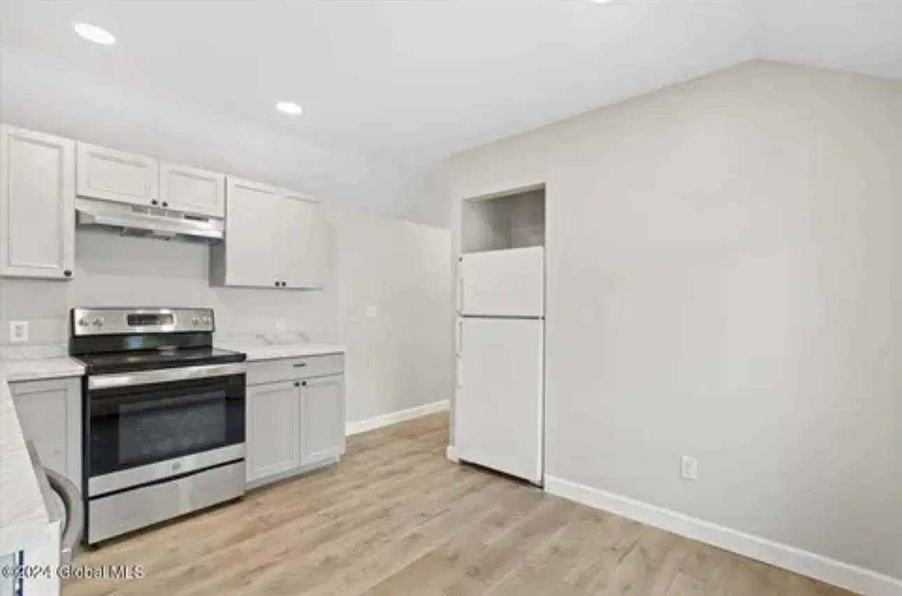 550 East St — Photo 3