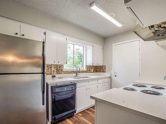 5th image of 1411 Oak Grove Dr