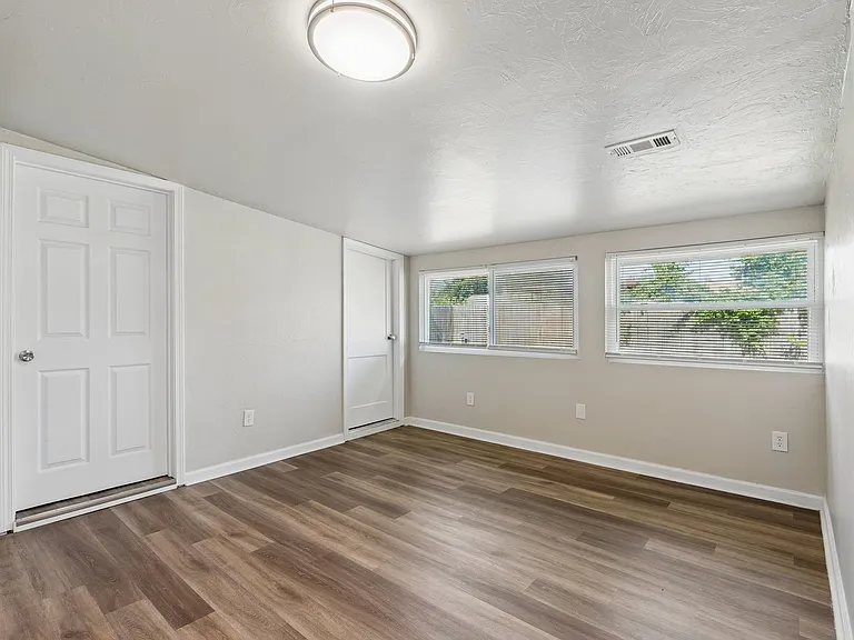 510 N Marshall Dr — Photo 16