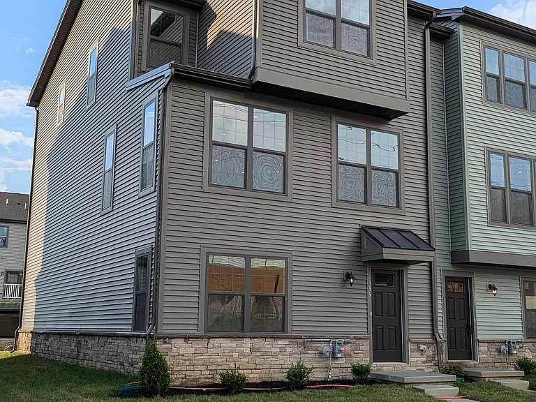 335 E Cochran St — Photo 2