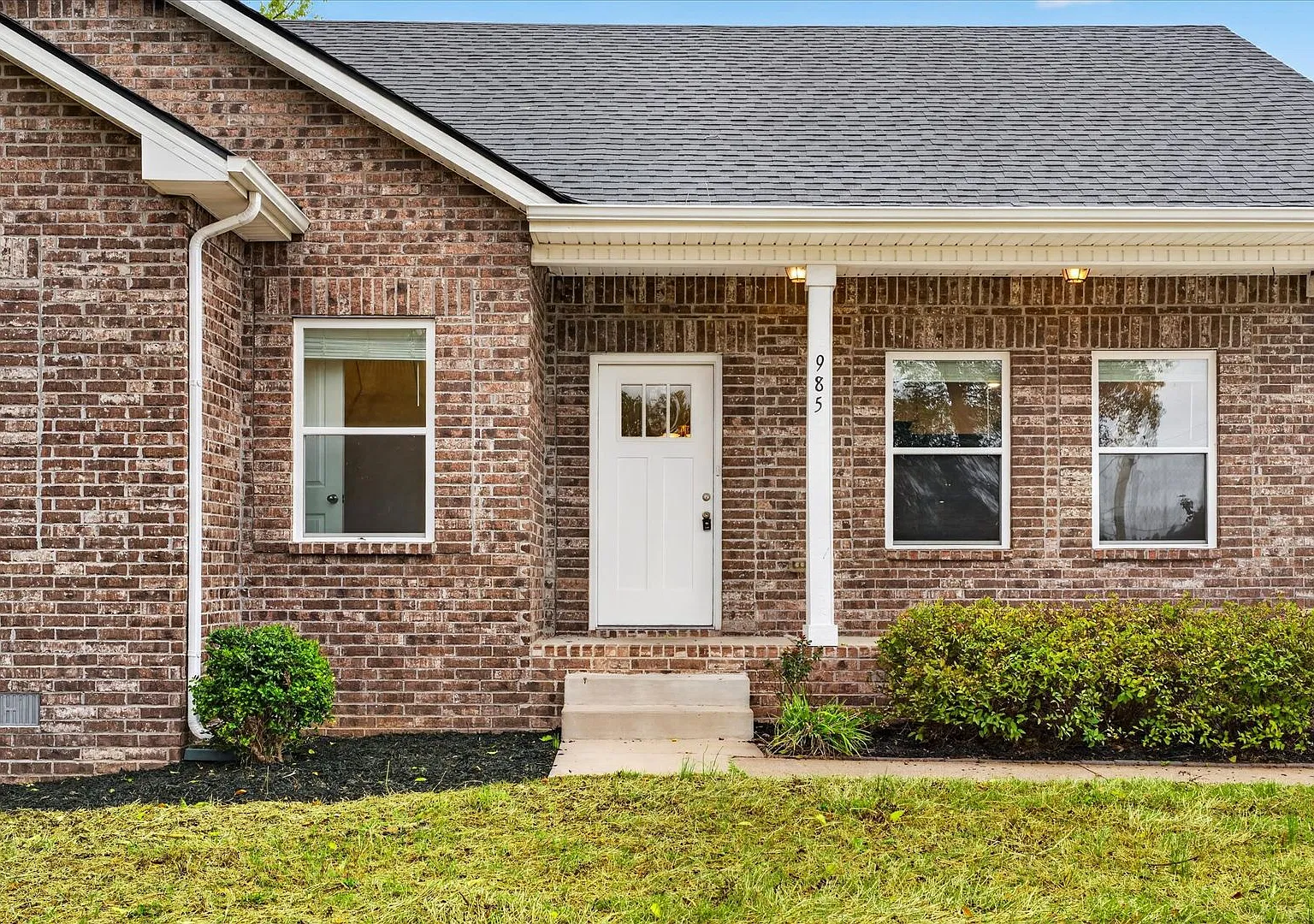 Pet Friendly Three Bedroom! — Photo 4