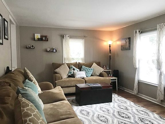 5th image of 10 Leisure Ln