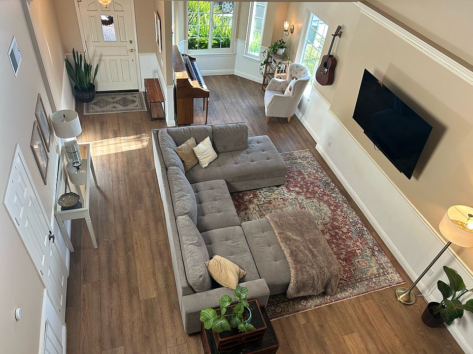 Entrance & Main Living Room including closet with built in shelfs