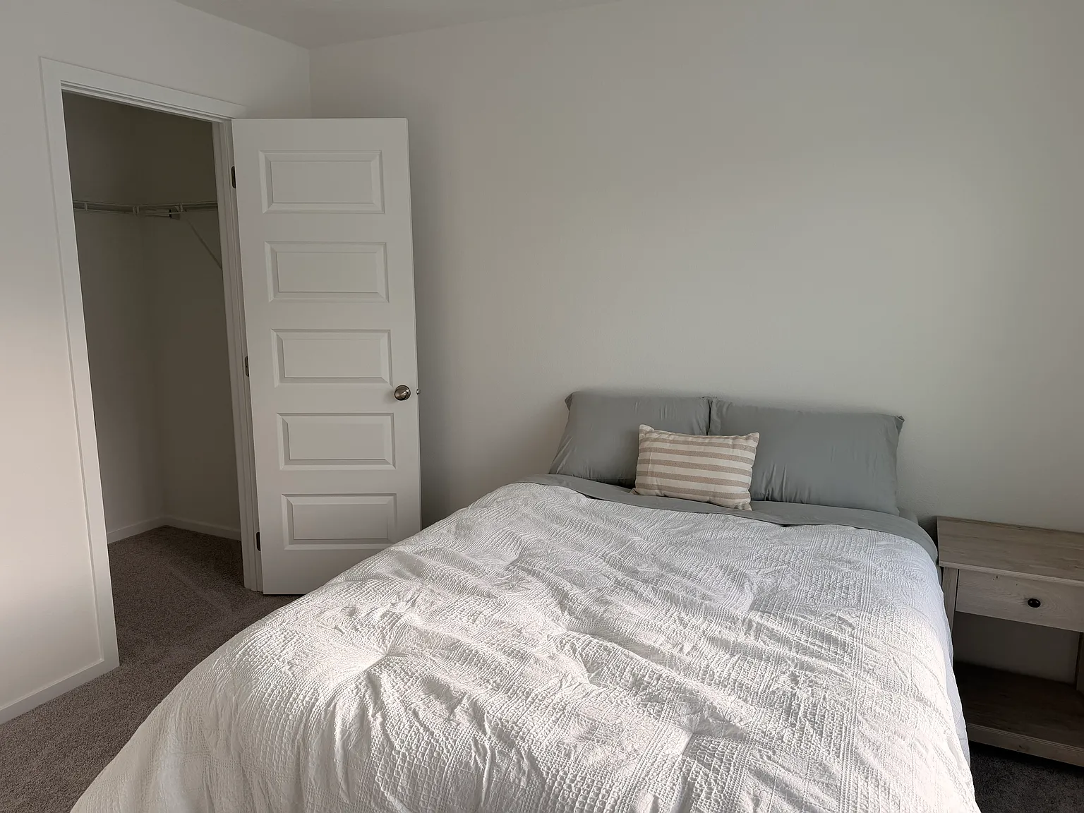4 bed, 2704 sqft, $850 — Photo 2
