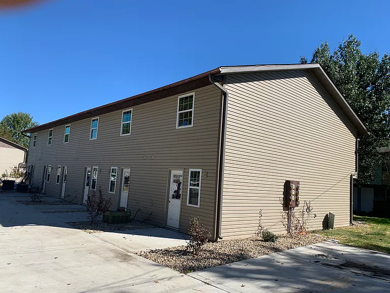 308 Meadow Dr — Photo 2