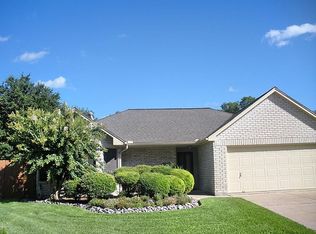819 Forest Oaks Ln, Pearland, TX 77584