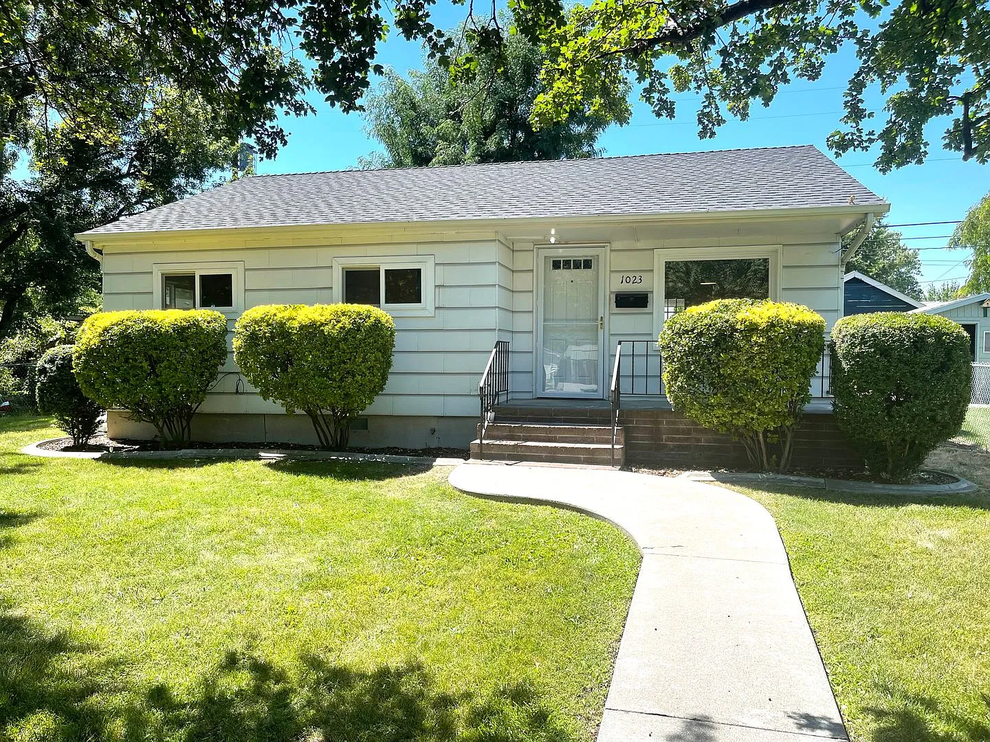 Adorable Three Bedroom Home in Richland! Fully fenced backyard! — Photo 1