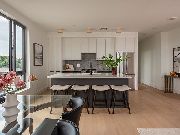 4th image of 535 2nd St #403