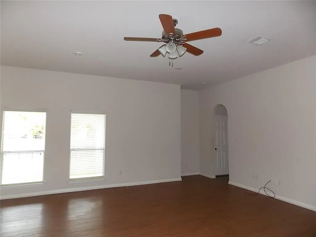 4 bed, 2.0 bath, 2136 sqft, $2,000 — Photo 3