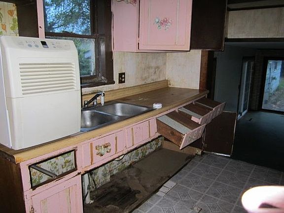 3rd image of 2625 Morton Ave