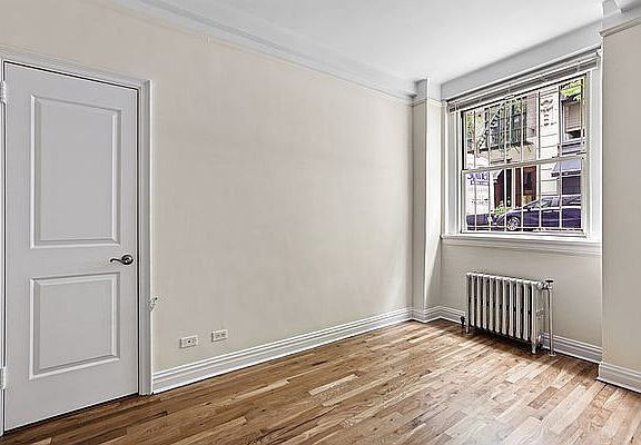 4th image of 25 E 10th St APT 2A