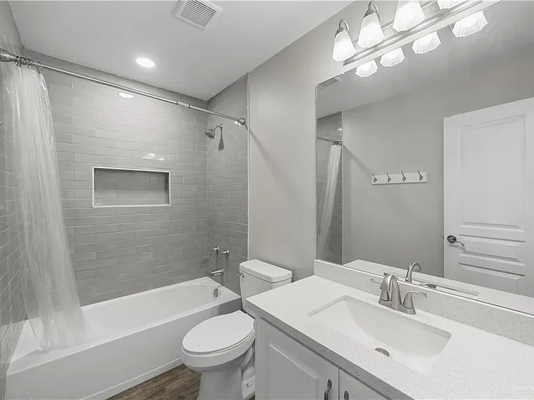 2711 Leslie St — Photo 17