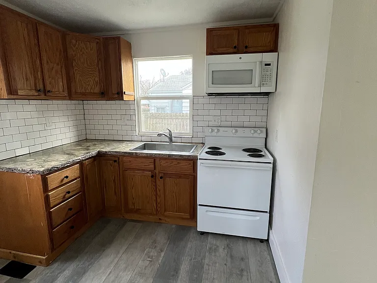 2211 W Atlantic St — Photo 3