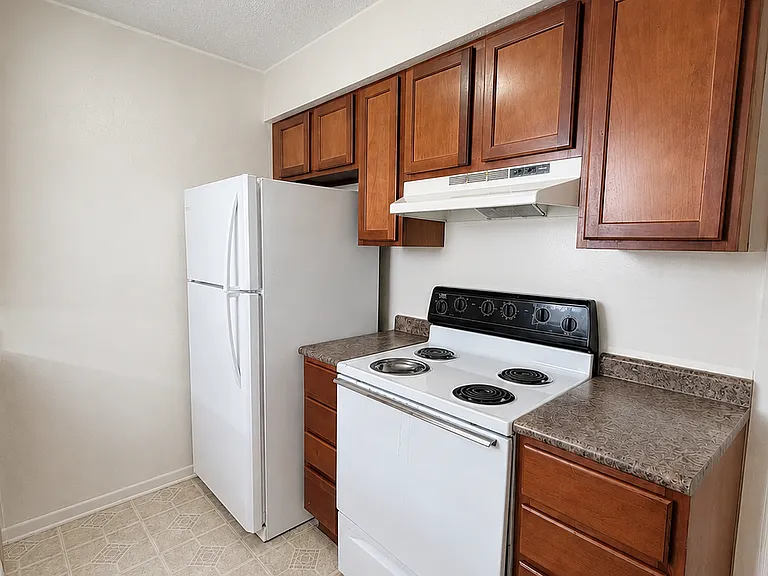 1252 Meadowview Dr — Photo 5