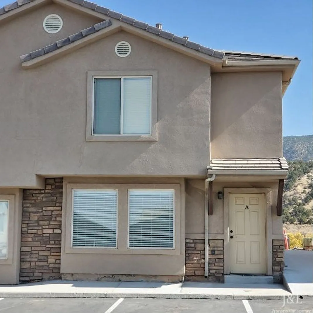 Pet Friendly Townhome with Mountain View — Photo 1