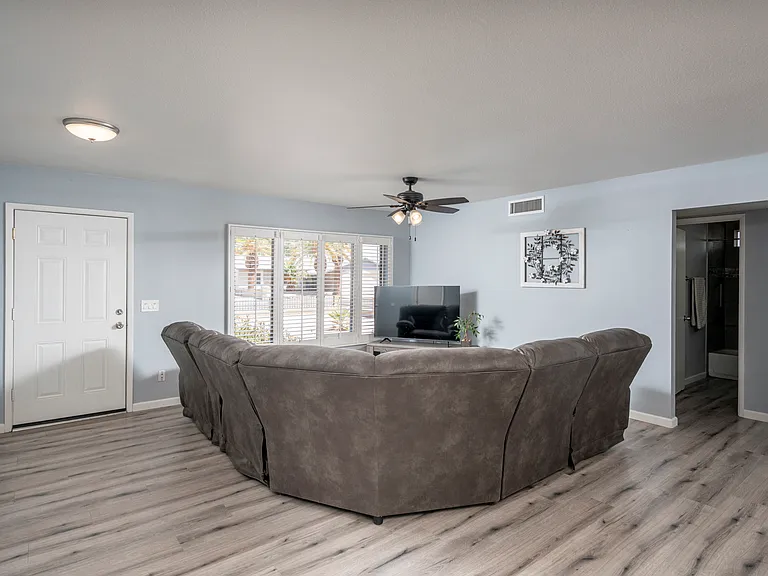951 W La Jolla Dr — Photo 5