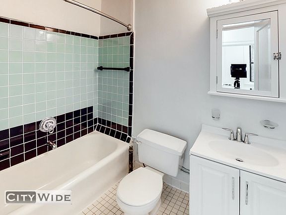 4th image of 159 E 55th St #2C