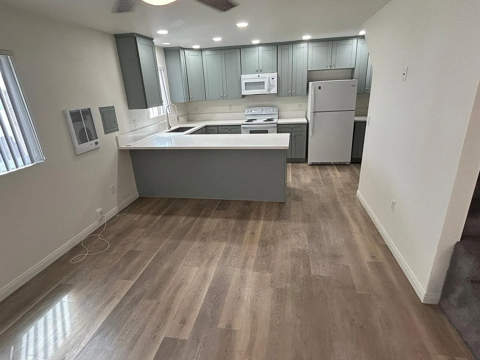 College / Talmadge Area Townhouse — Photo 2