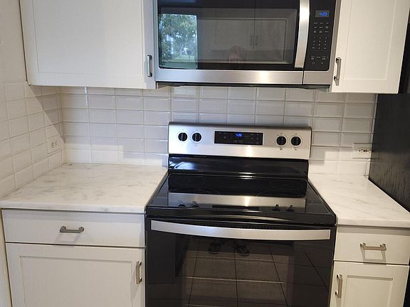 4th image of 706 Villa Cir