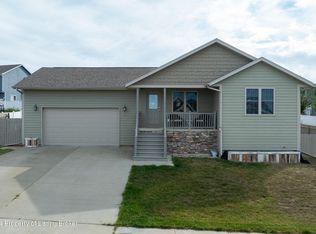 2610 Country Oak Dr, Dickinson, ND 58601