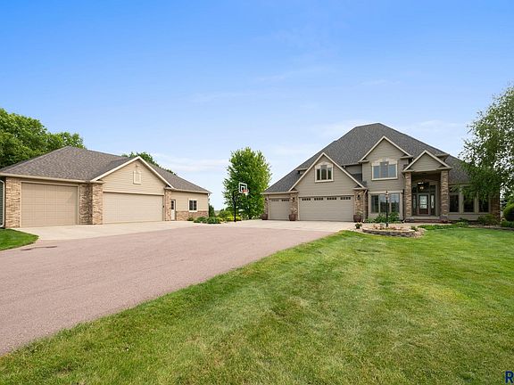 2nd image of 809 W 3rd St