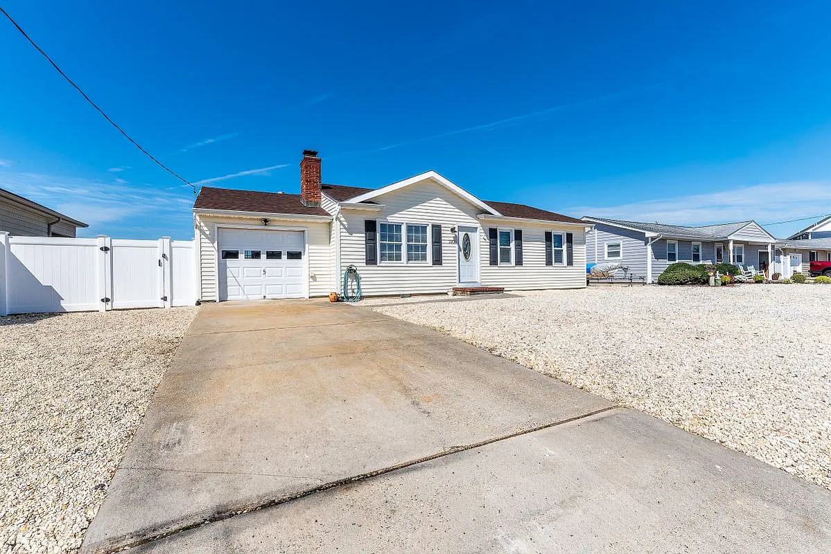2 bed, 1.0 bath, 992 sqft, $3,350 — Photo 1