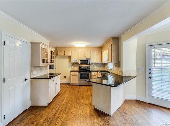 3rd image of 1484 Freedom Ct
