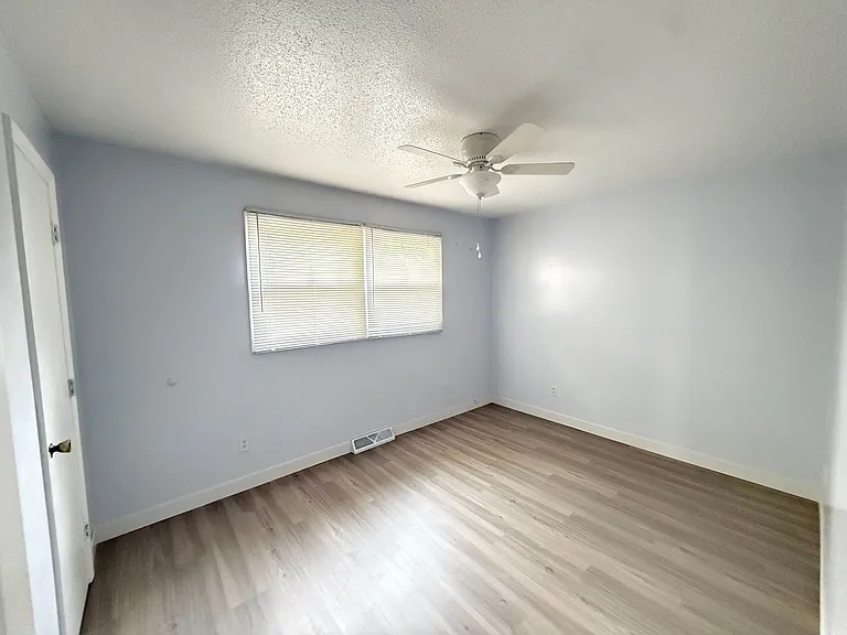 432 Amherst Dr — Photo 32