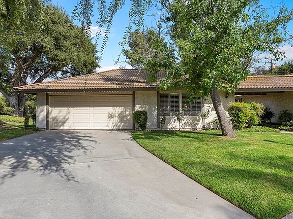 2nd image of 126 Oak Forest Cir