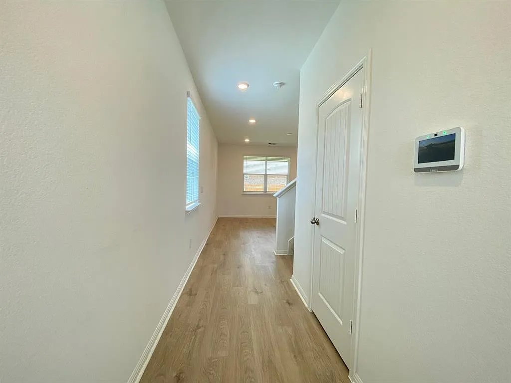 3 bed, 2.5 bath, 1914 sqft, $1,950 — Photo 2