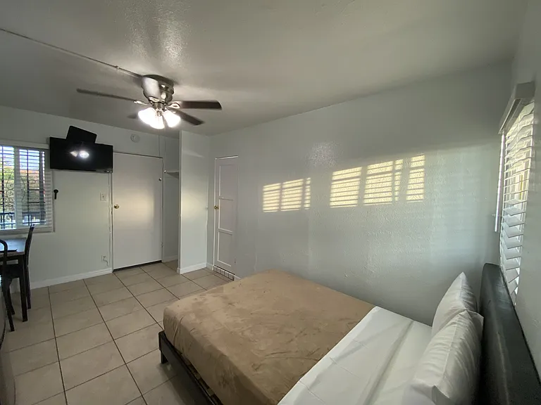 960 E Jefferson Blvd — Photo 13